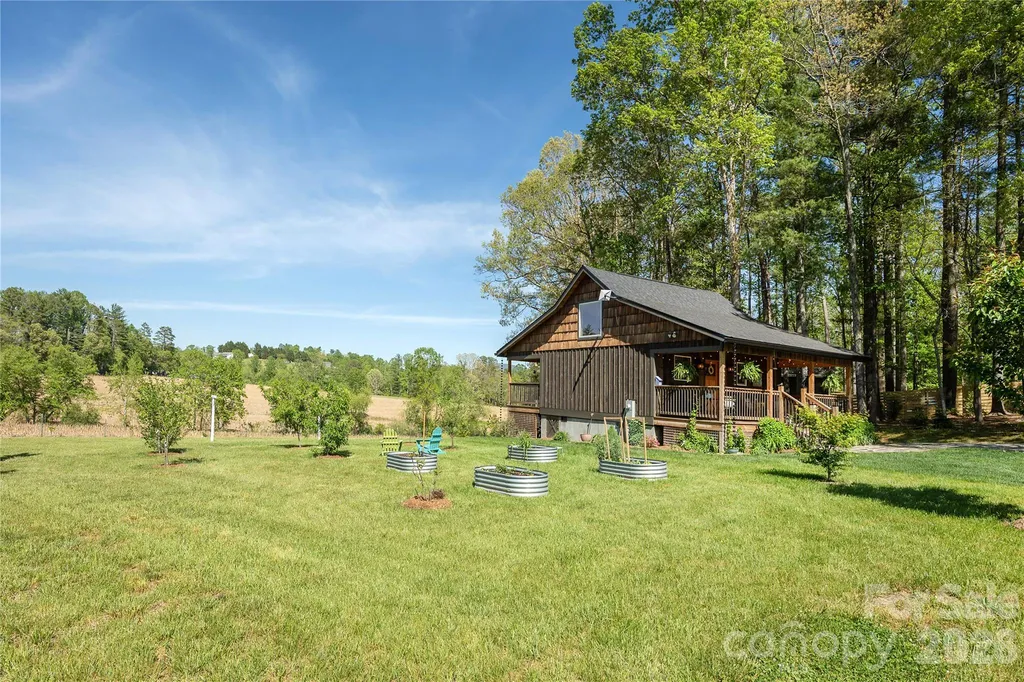 18 N Bear View Drive Hendersonville NC 28792