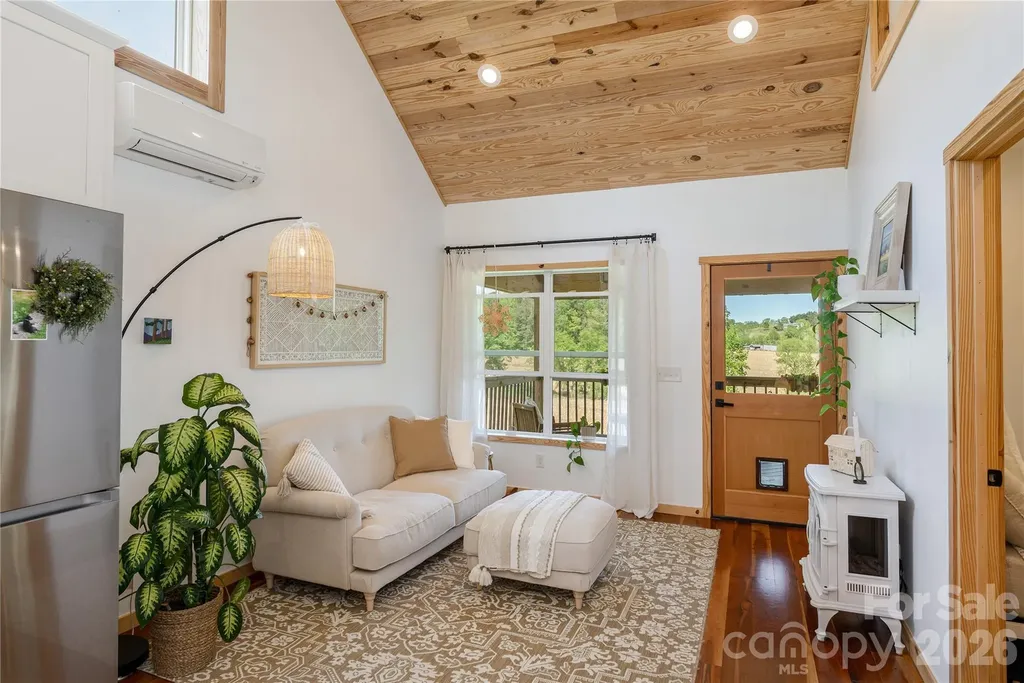 18 N Bear View Drive Hendersonville NC 28792