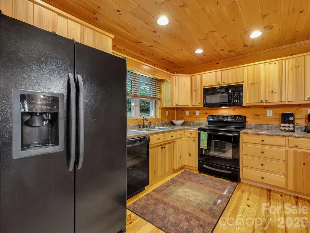586 Tanglewood Lane Saluda NC 28773