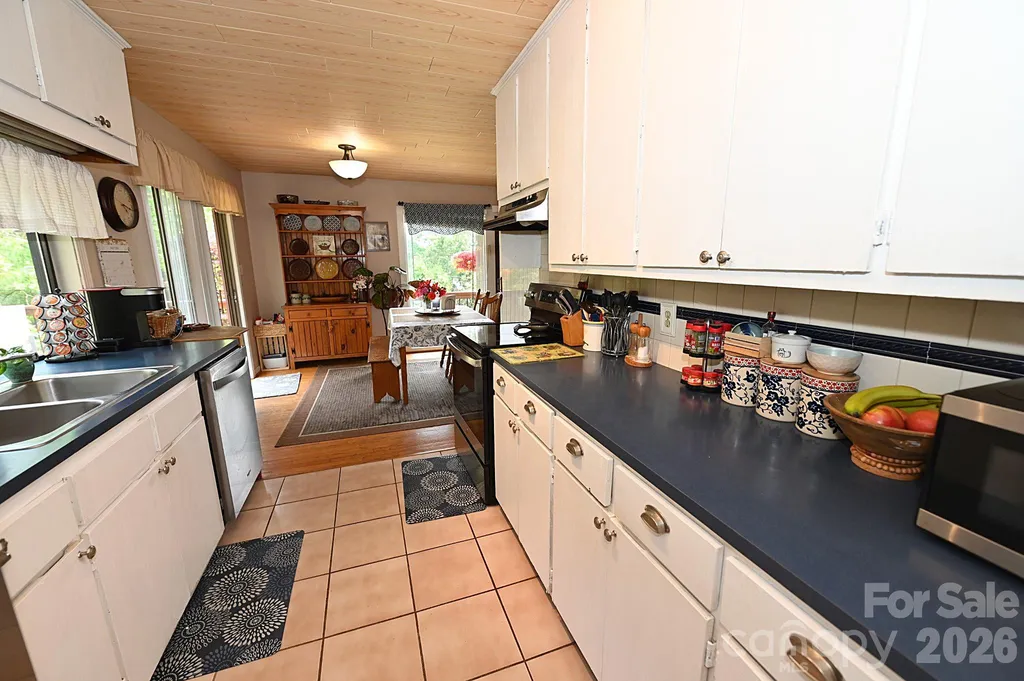 86 King Arthurs Court Hickory NC 28601