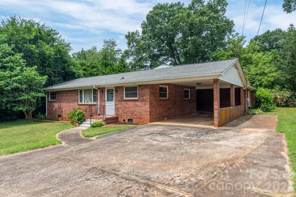 2012 N Deal Avenue Newton NC 28658