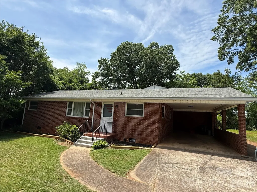 2012 N Deal Avenue Newton NC 28658