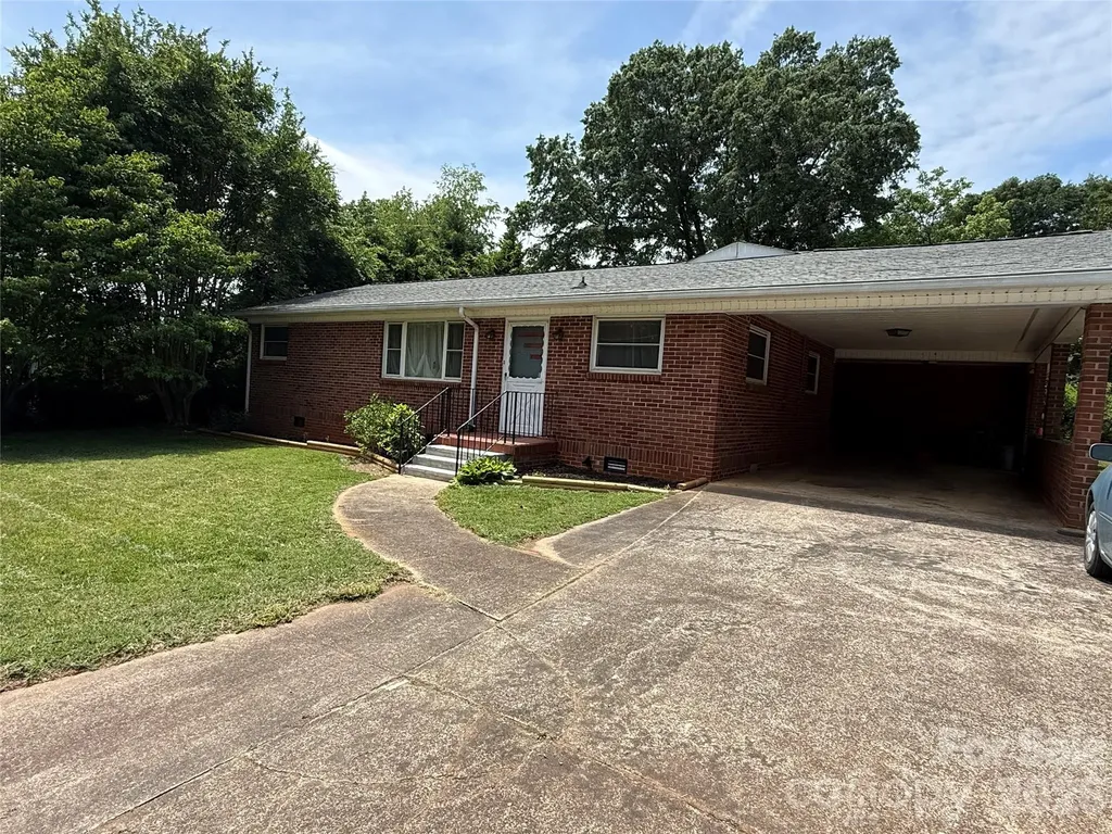 2012 N Deal Avenue Newton NC 28658