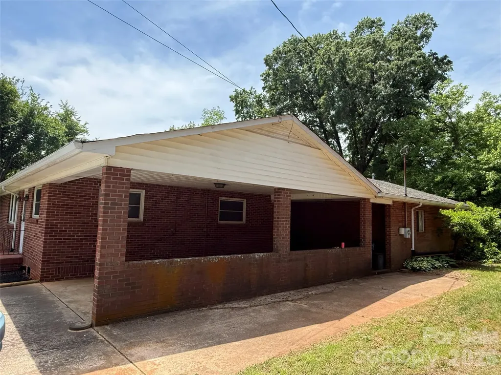 2012 N Deal Avenue Newton NC 28658