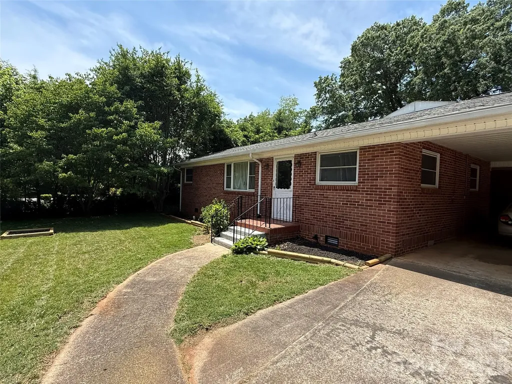 2012 N Deal Avenue Newton NC 28658