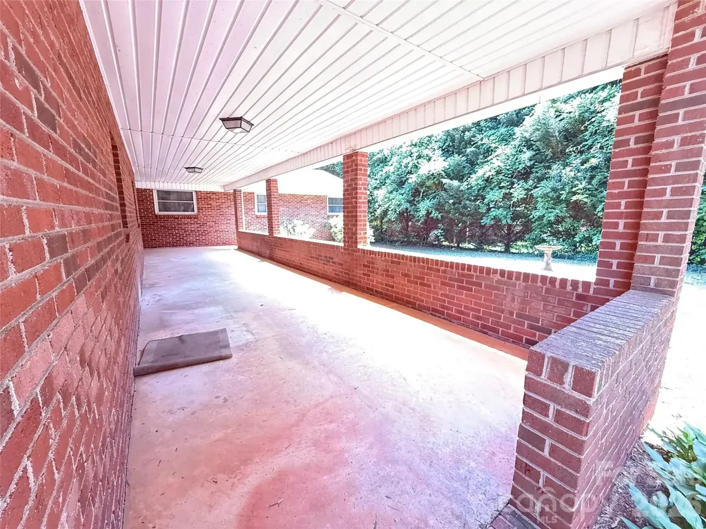 2012 N Deal Avenue Newton NC 28658
