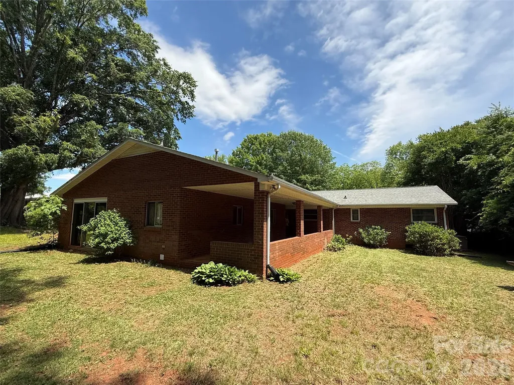 2012 N Deal Avenue Newton NC 28658