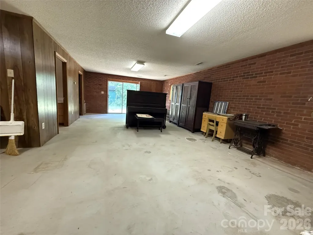2012 N Deal Avenue Newton NC 28658