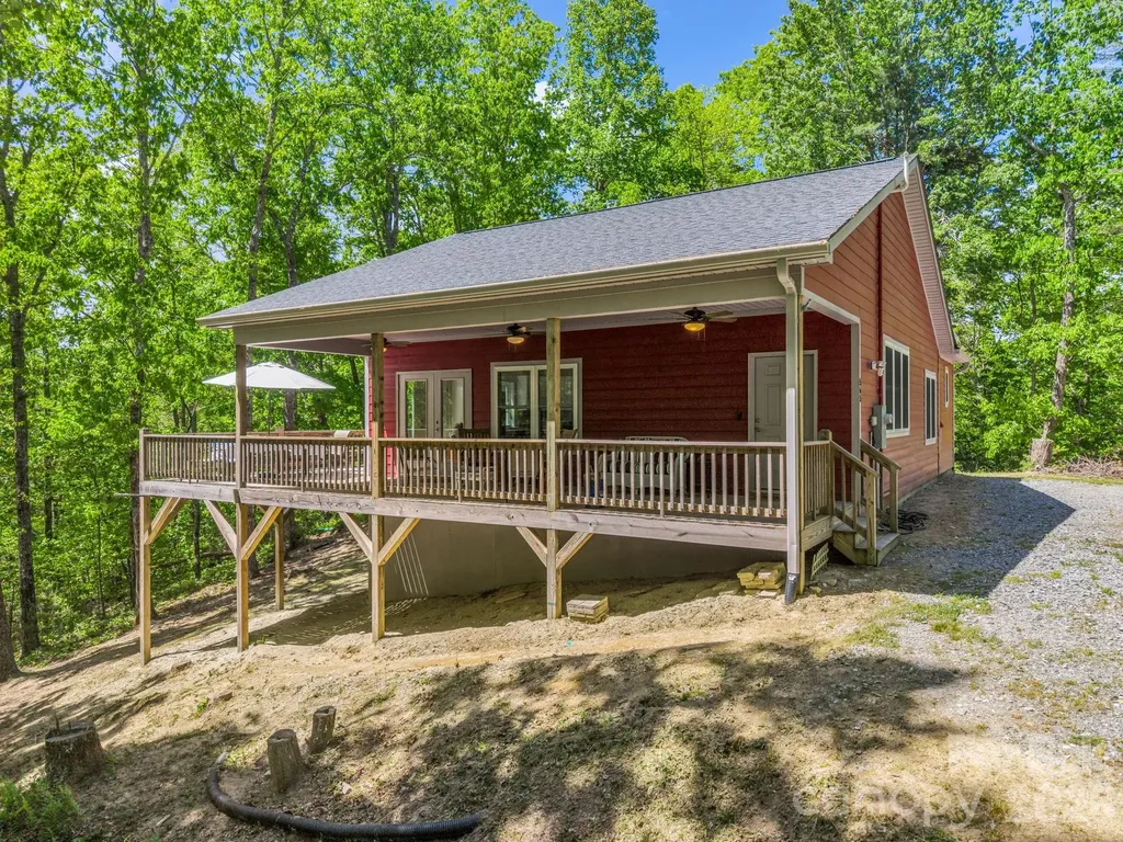565 Pinewood Knoll Drive Hendersonville NC 28739