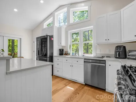 565 Pinewood Knoll Drive Hendersonville NC 28739