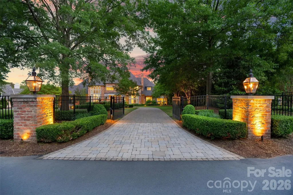 4536 Parview Drive N Charlotte NC 28226