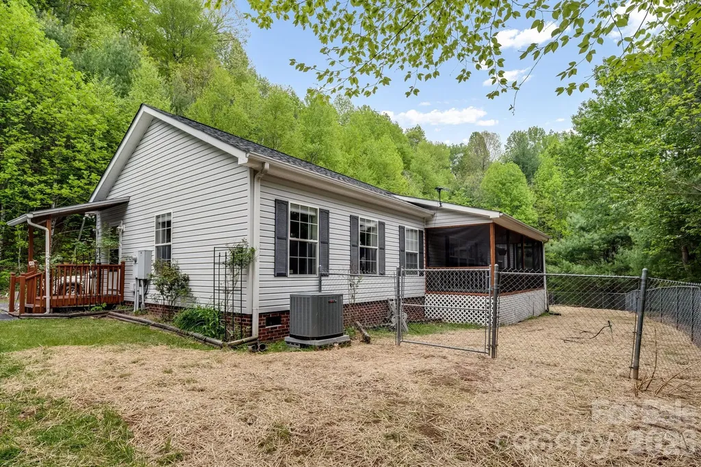 3287 Cabin Creek Road Zirconia NC 28790