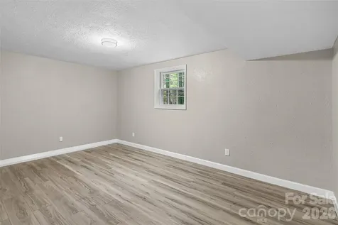 659 Salisbury Road Hendersonville NC 28792