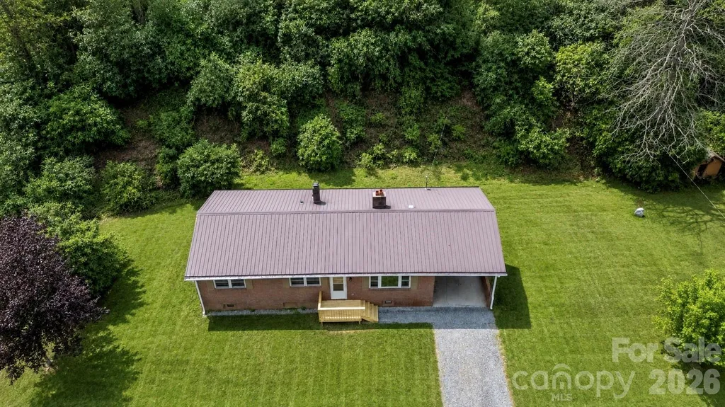 8855 Bugger Hollow Road Newland NC 28657