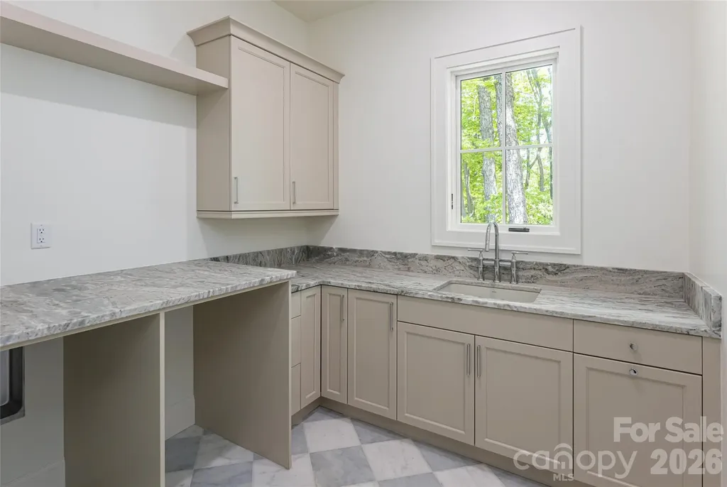 99 Little Cherokee Ridge Hendersonville NC 28739
