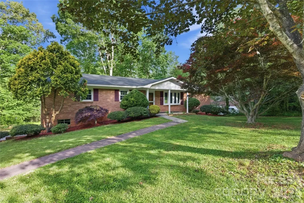 123 Castleton Lane Hendersonville NC 28791