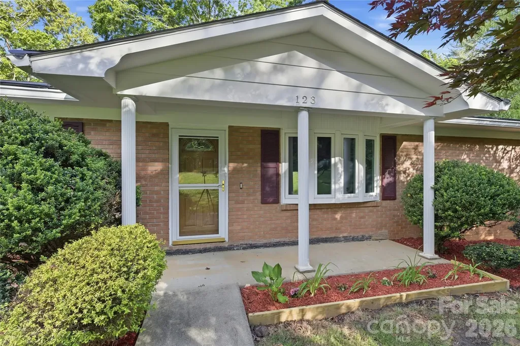 123 Castleton Lane Hendersonville NC 28791