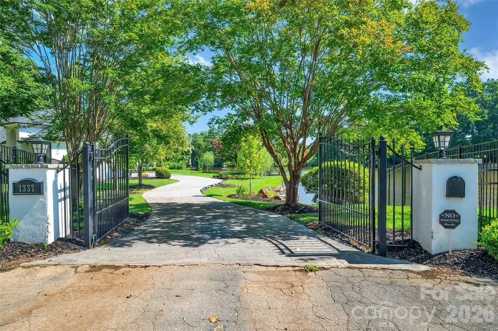 1337 Whispering Oaks Circle Matthews NC 28104