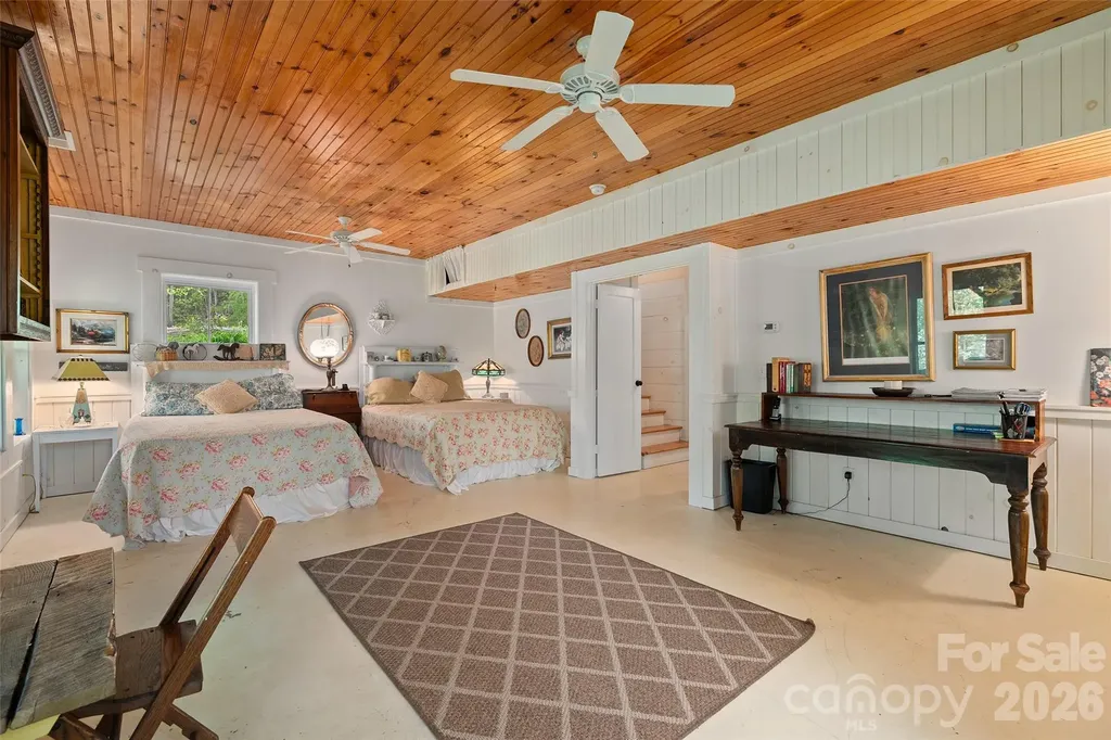 580 Split Pine Cove Clyde NC 28721