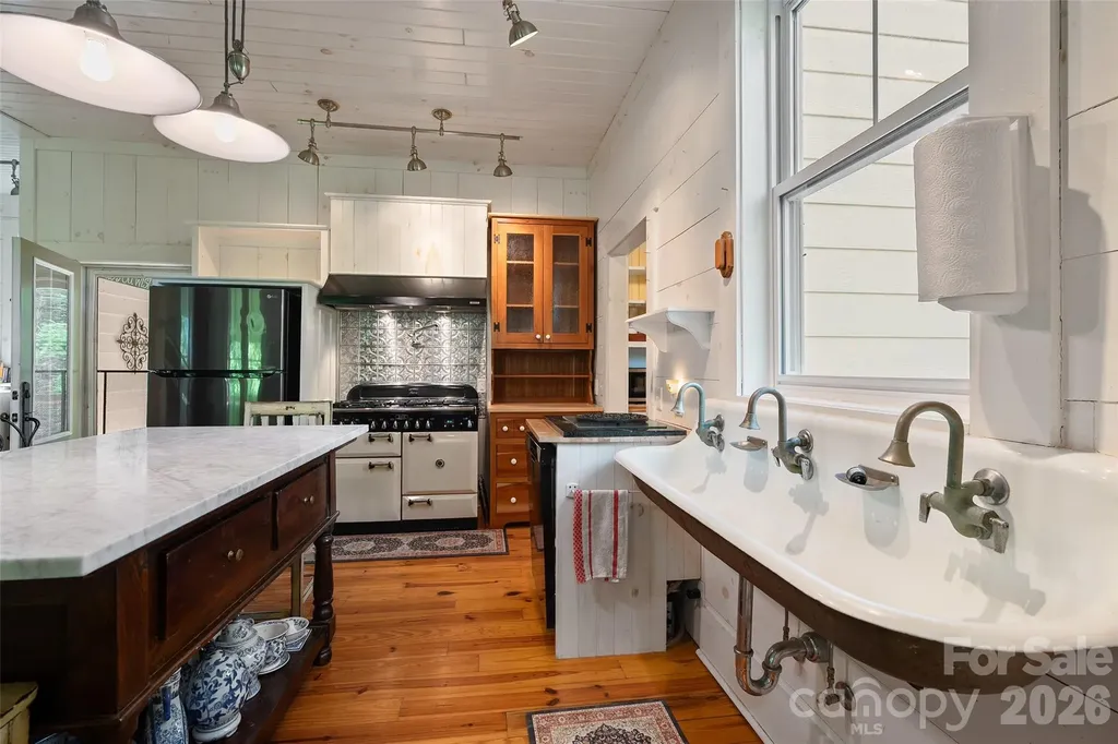 580 Split Pine Cove Clyde NC 28721