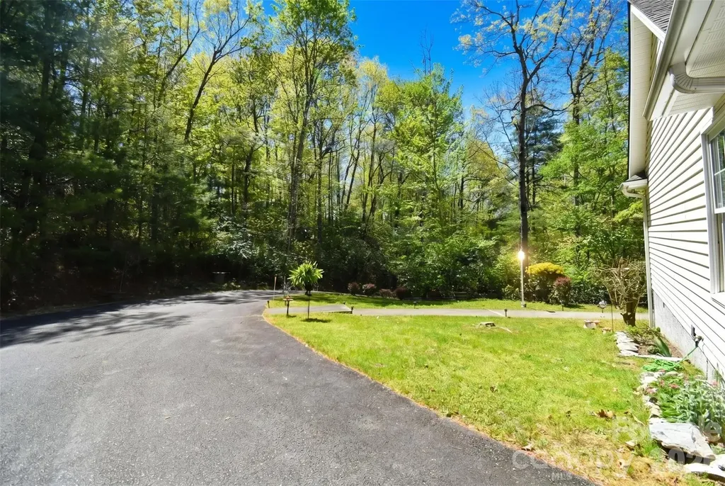 548 Thunder Road Brevard NC 28712