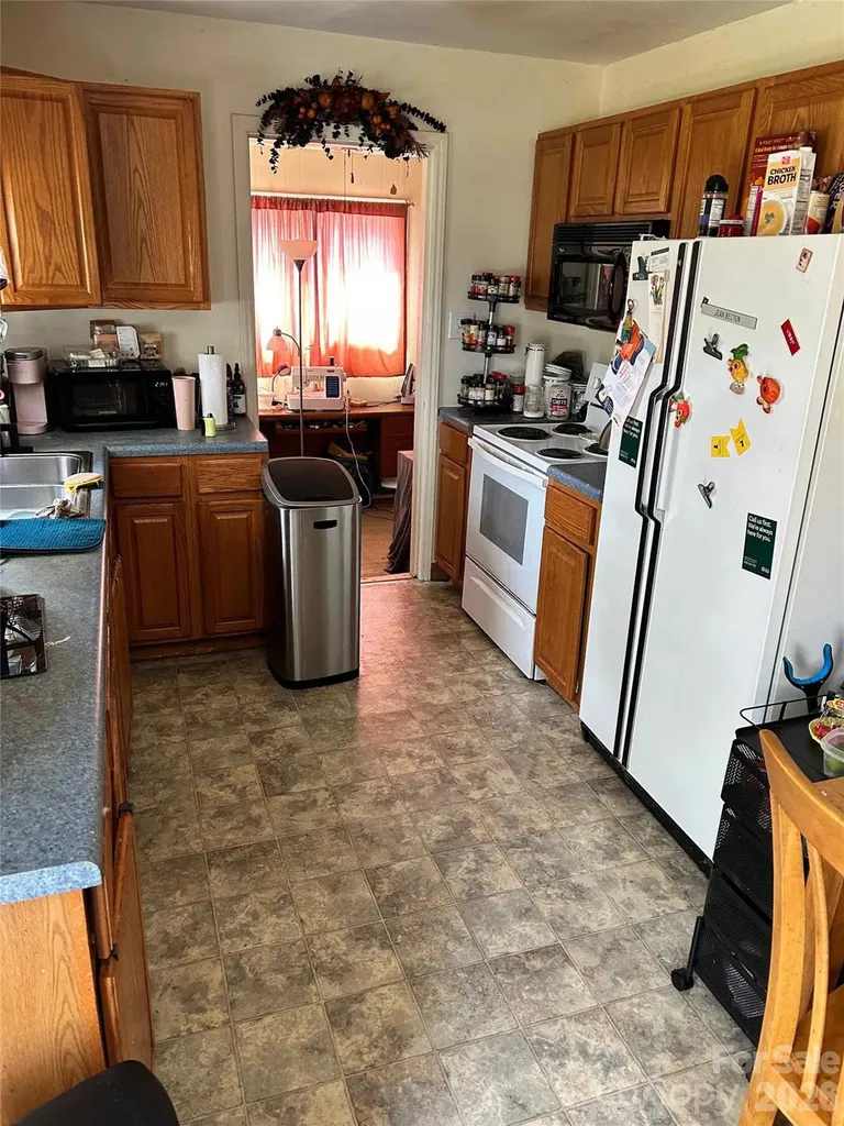 2404 Larkspur Drive Greensboro NC 27405