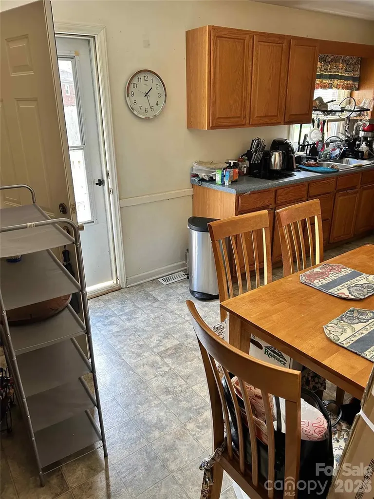 2404 Larkspur Drive Greensboro NC 27405