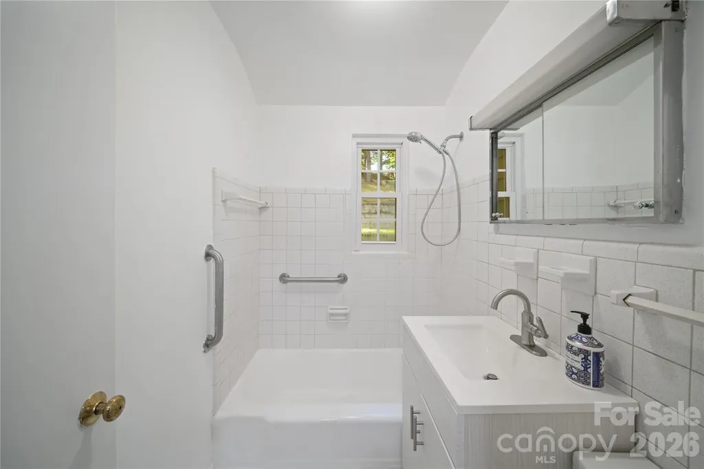 24 Warwick Place Asheville NC 28804