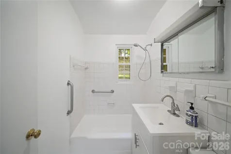 24 Warwick Place Asheville NC 28804