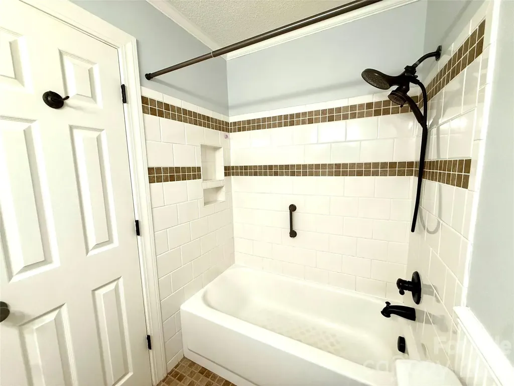 2705 North Center Street NW Hickory NC 28601