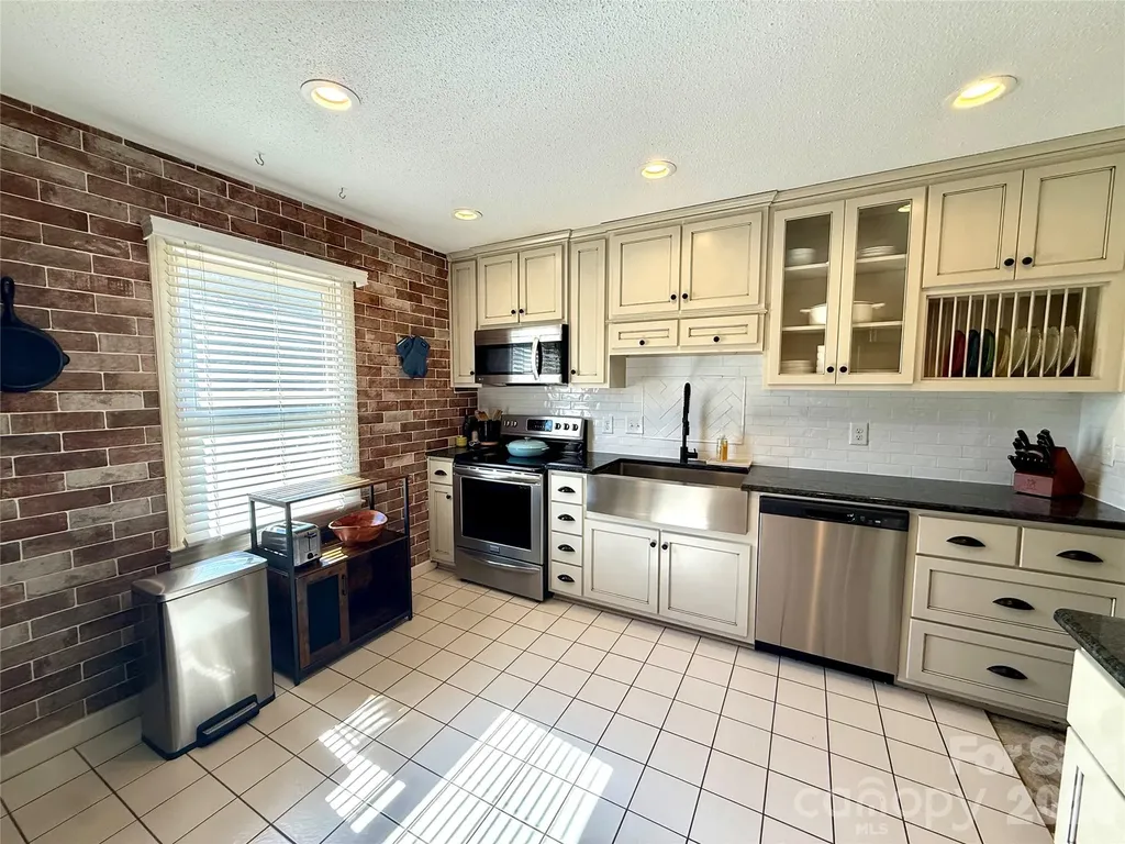 2705 North Center Street NW Hickory NC 28601