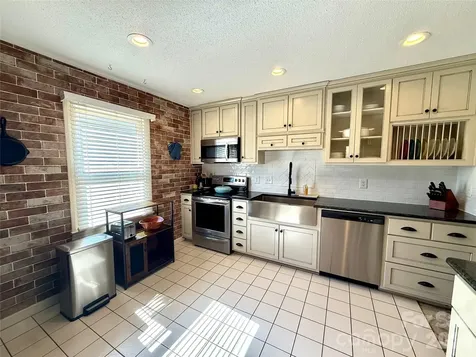 2705 North Center Street NW Hickory NC 28601