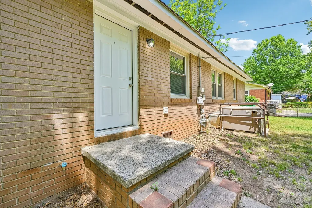 3935 Crestridge Drive Charlotte NC 28217
