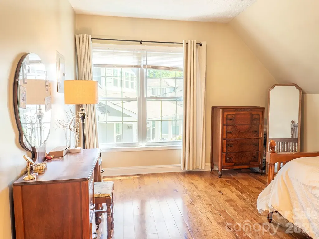 206 Courtland Place Asheville NC 28801