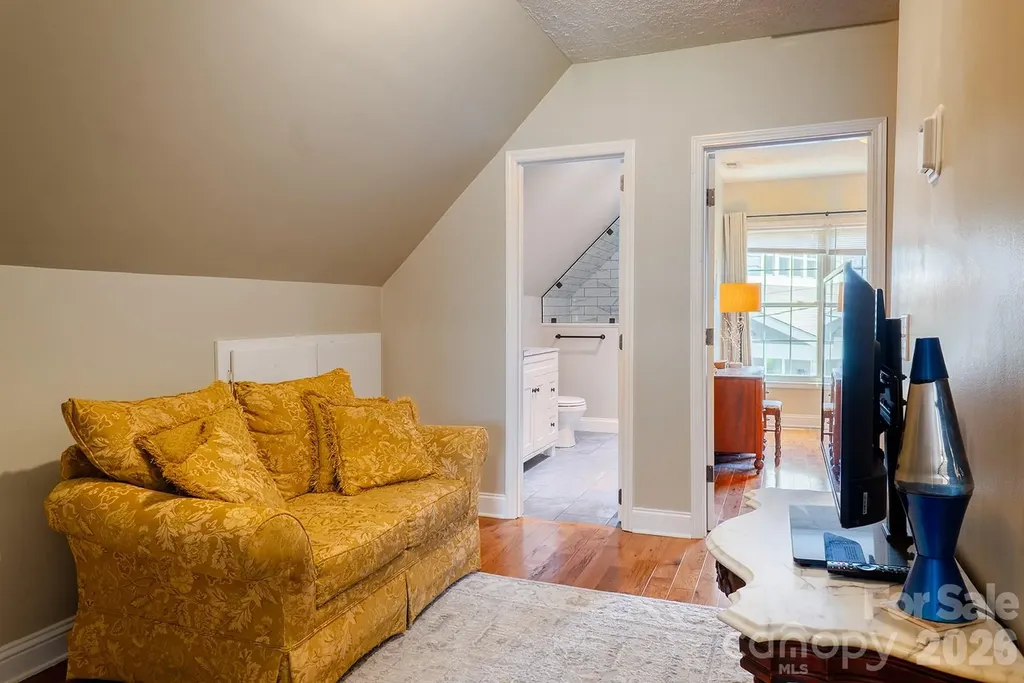 206 Courtland Place Asheville NC 28801