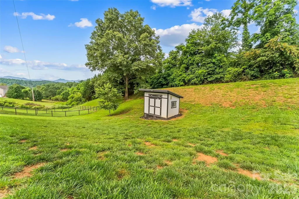 1 Little Oak Road Leicester NC 28748