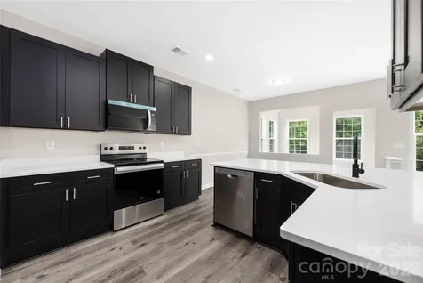 13834 Riding Hill Avenue Charlotte NC 28213