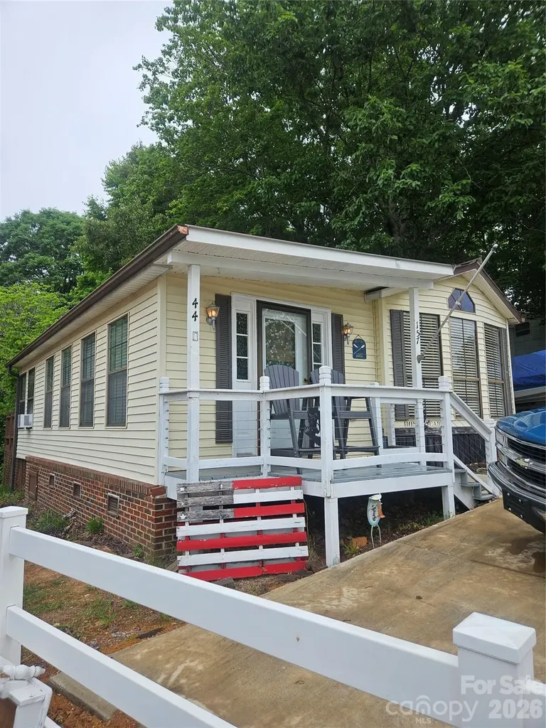 157 Dogwood Circle New London NC 28127
