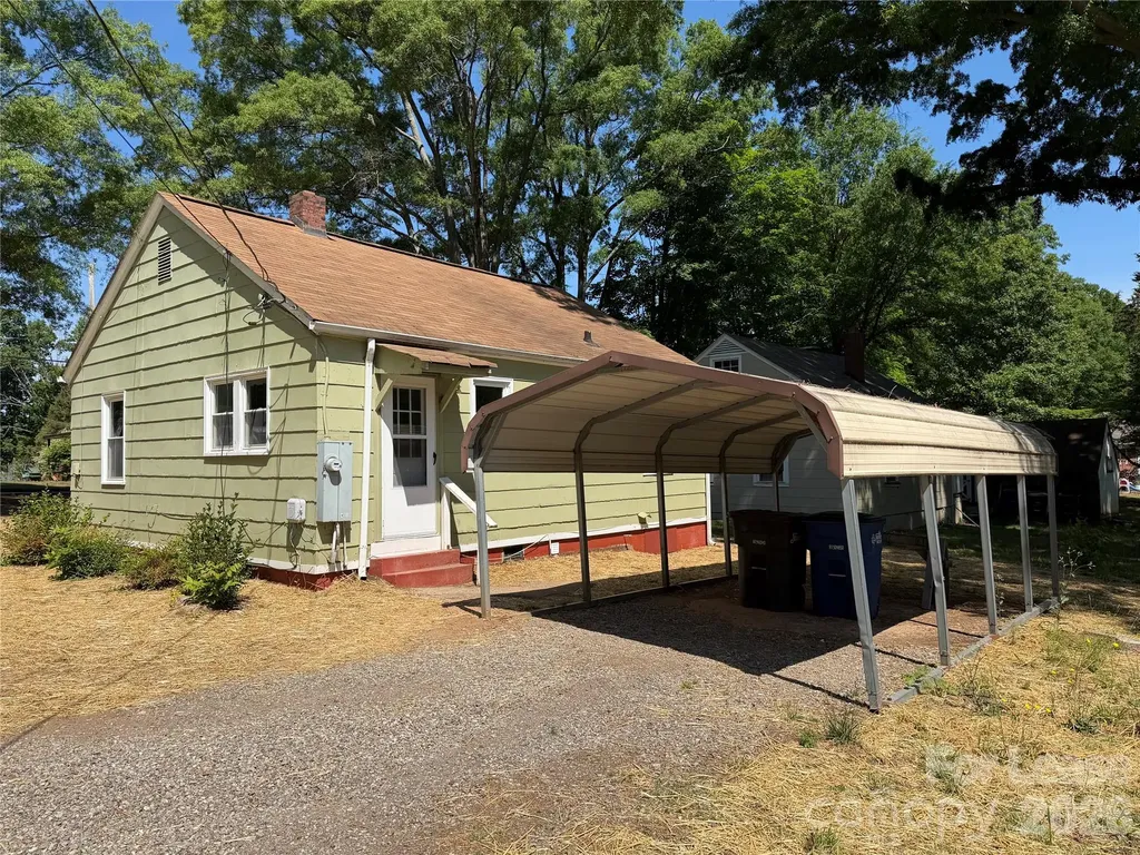 704 N Miller Avenue Statesville NC 28677
