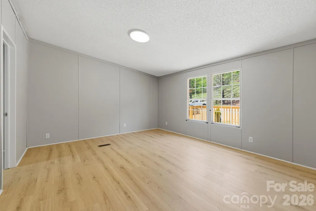 6490 Willow Road Hendersonville NC 28739