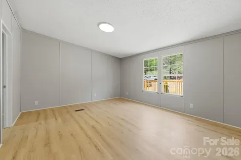 6490 Willow Road Hendersonville NC 28739