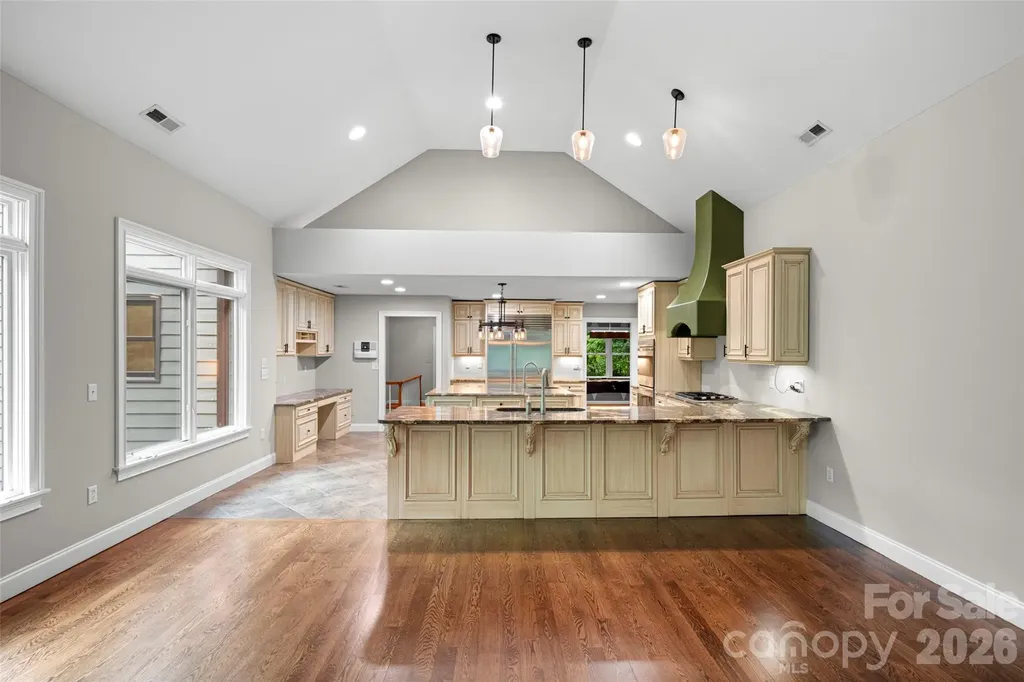 2000 Davis Mountain Road Hendersonville NC 28739