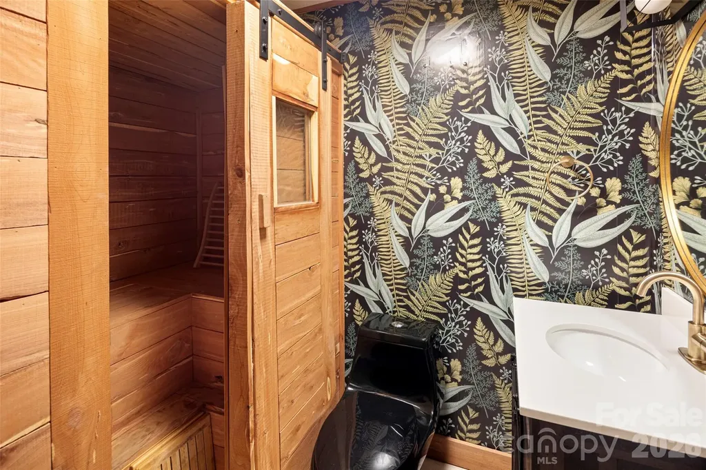 2000 Davis Mountain Road Hendersonville NC 28739