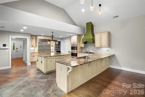 2000 Davis Mountain Road Hendersonville NC 28739