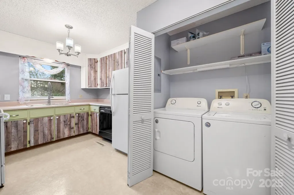 27 Capri Lane Hendersonville NC 28791