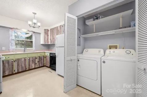 27 Capri Lane Hendersonville NC 28791