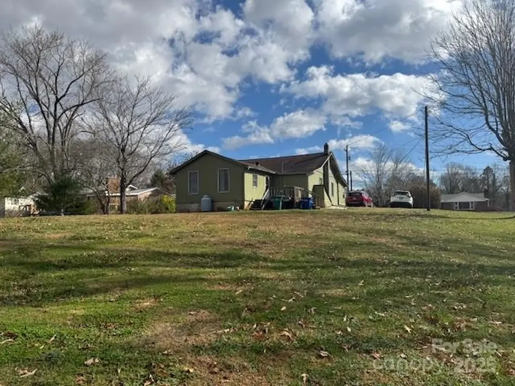 25 Highland Street Weaverville NC 28787