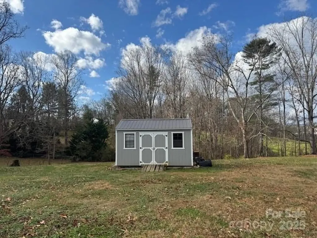 25 Highland Street Weaverville NC 28787