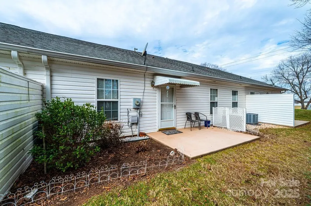 1687 Golden Cedar Lane Newton NC 28658