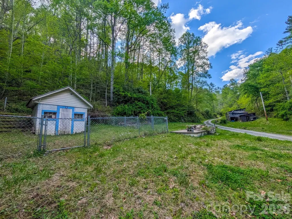 77 Griffith Branch Road Green Mountain NC 28740